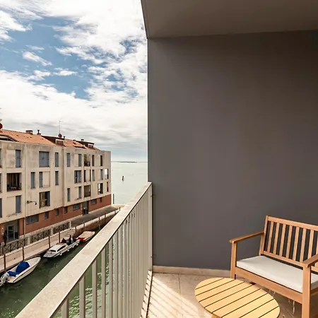 Guesthost - Giudecca Charming Flat X2 With Terrace